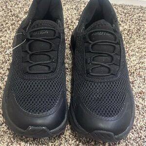 NWOT Nautica Youth Black Sneakers SZ 4Y
